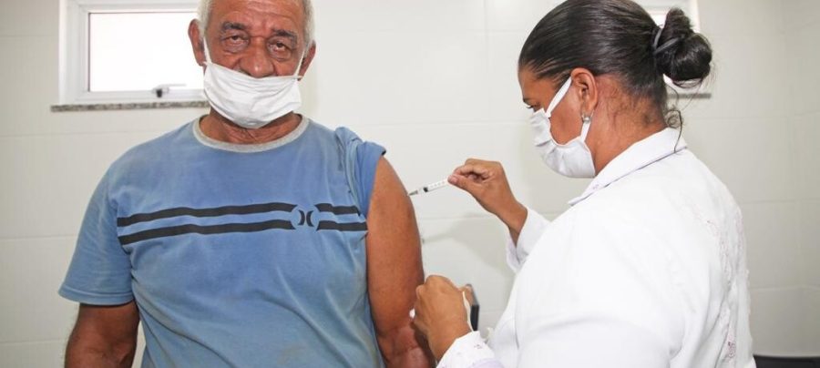 Imunizante é para idosos que já cumpriram o prazo de 4 meses de aplicação da 1ª dose de reforço. Foto Ronald Pantoja.