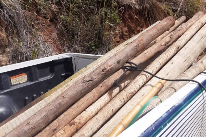 Mourões e rolos de arames foram recolhidos. Foto divulgação
