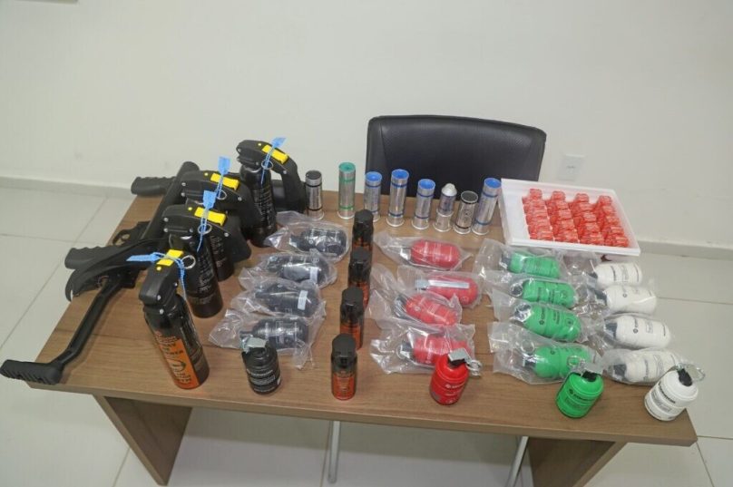 Os agentes da Guarda Civil de Búzios irão receber treinamento e reciclagem para manusear as armas de baixa letalidade adquiridas pelo governo na semana passada. O investimento de R $100 mil contempla armas de choque, bolas de borracha, granadas de luz e de efeito moral, spray de pimenta e gás lacrimogêneo. Foto divulgação
