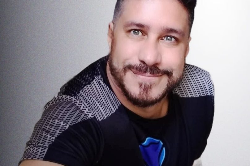 Nascido em Volta Redonda e morador de Maricá-RJ, Clinton Davisson Fialho é jornalista. Foto divulgação.