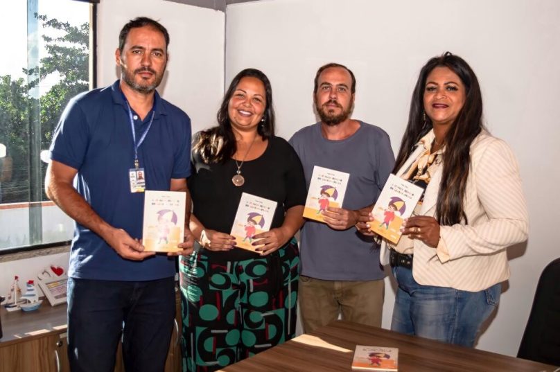 Na foto o coordenador da Unidade Educacional, Rodrigo Ramalho, a biblioteconomista, Fernanda Cristina Vianna, a secretária de Educação, Carla Natália, e o escritor Victor Viana. Imagem: Matheus Coutinho