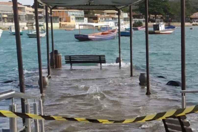 Píer do Centro, em Búzios, na segunda-feira (13). Foto Defesa Civil de Búzios