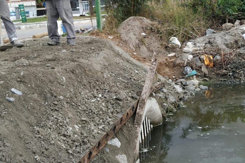Foram usados pedras e concreto para fechar a passagem de água. Foto dovulgação.