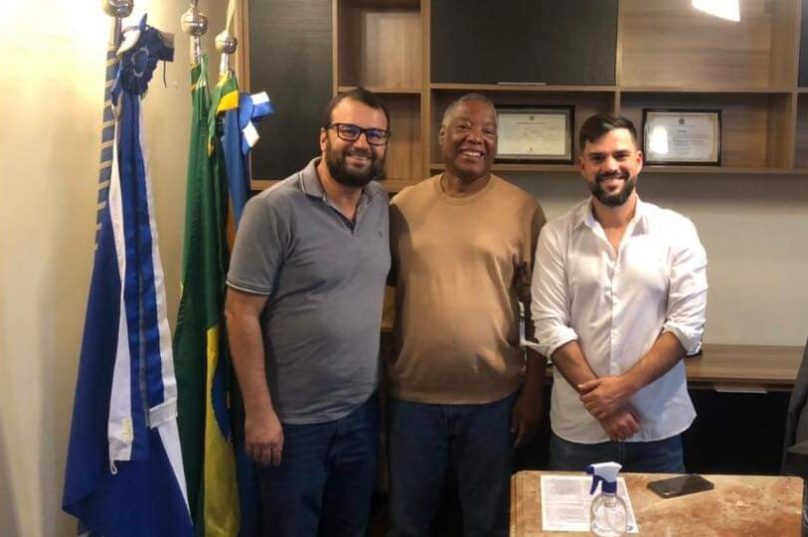 Vereador Rodolfo Machado à esquerda, secretário de Cultura de Cabo Frio, Clarêncio Rodrigues, centralizado, e presidente da Câmara Municipal de Cabo Frio, Miguel Alencar, à direita.