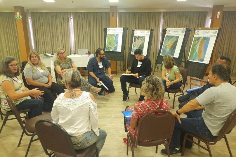 Técnicos e representantes da sociedade na mesa sobre potencialidades e problemas do Peró. Foto divulgação