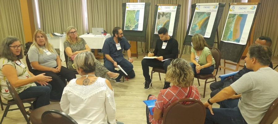 Técnicos e representantes da sociedade na mesa sobre potencialidades e problemas do Peró. Foto divulgação