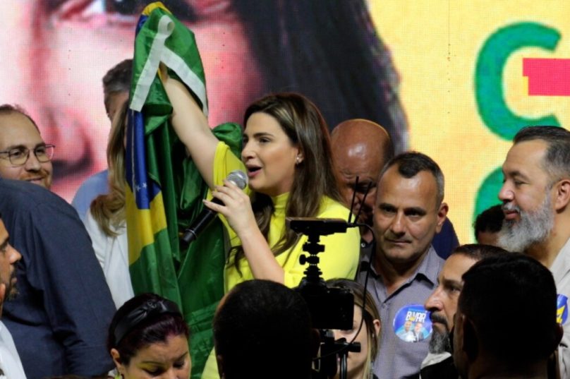 Clarissa Garotinho segura bandeira do Brasil durante convenção do partido União Brasil / Foto: Reprodução