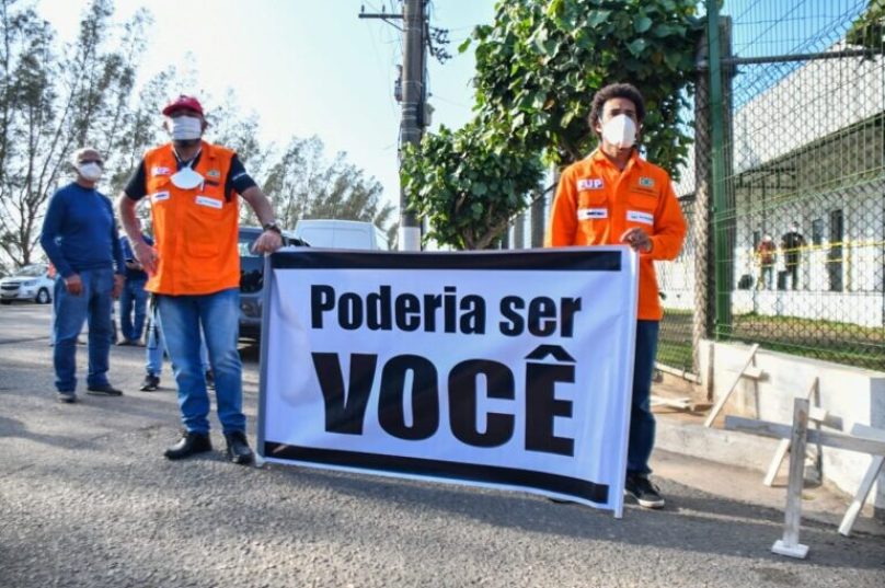 Sindicalistas fincaram cruzes nos canteiros próximos à entrada do heliporto e estenderam faixas. Foto divulgação