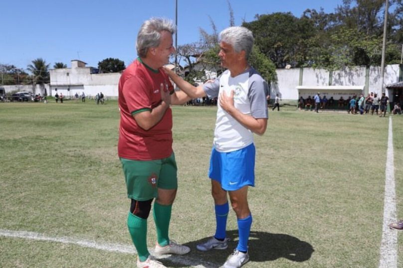 Alexandre Martins e Bebeto no campo de futebol em Manguinhos | Foto: Reprodução Instagram