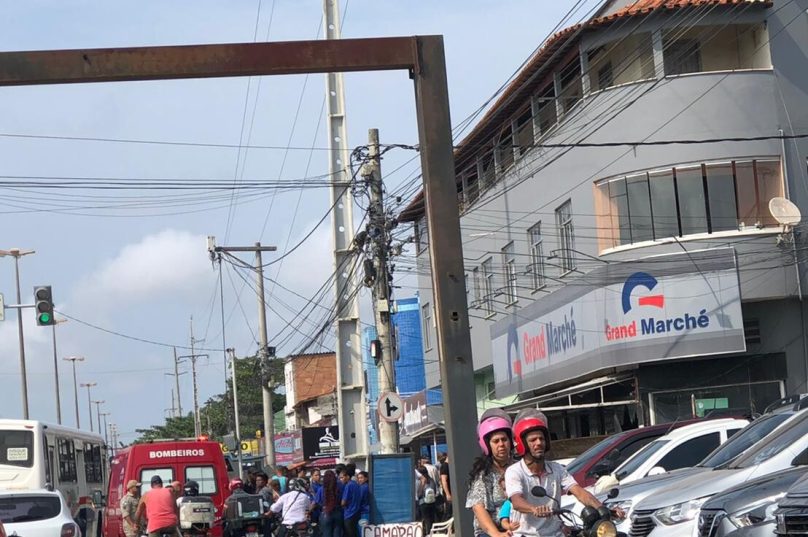 Motorista perdeu o controle do carro e atropelou uma mulher que trabalhava pelo local, em Cabo Frio. Foto: Prensa de Babel.
