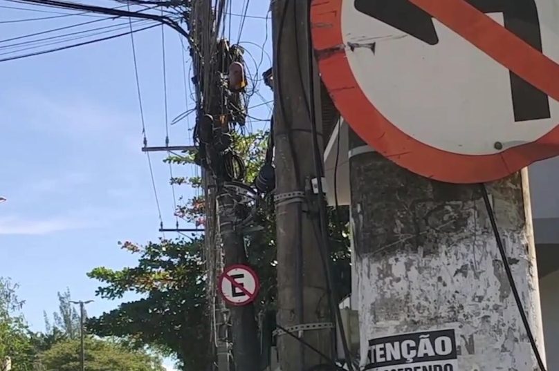 Fios em excesso e deixado de forma perigosa têm causado poluição visual na cidade, além de acidentes com mortes. Foto: Reprodução/Facebook Maxwell Vaz