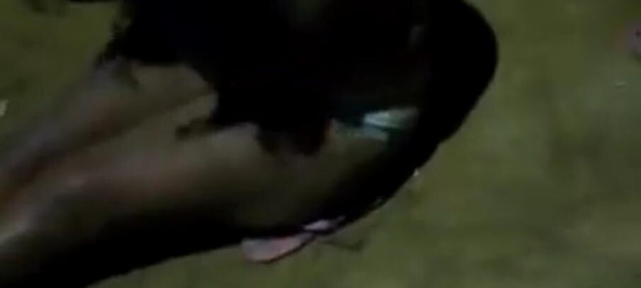 Frame do vídeo em que mostra uma mulher sendo espancada por cerca de 11 minutos por um grupo de pessoas no bairro Rasa, em Búzios. As imagens são fortes. Foto: Reprodução.