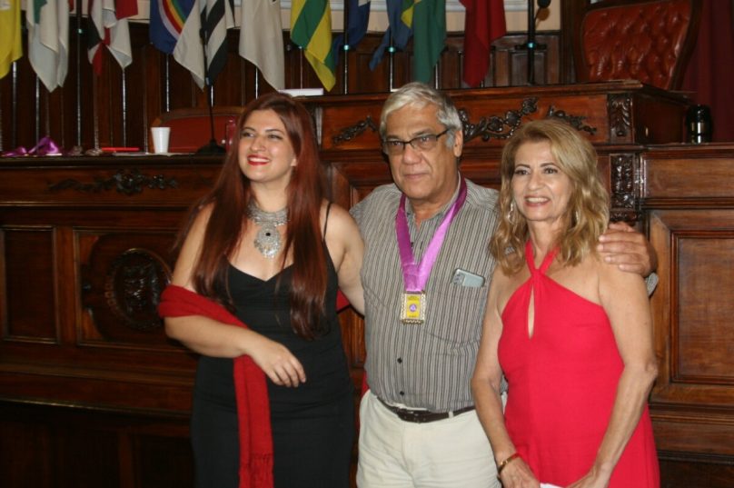 A AFJ também homenageou os comunicadores Amaury Valério (na foto entre a presidente e vice-presidente) e Sidnei Marinho, representando a Região dos Lagos