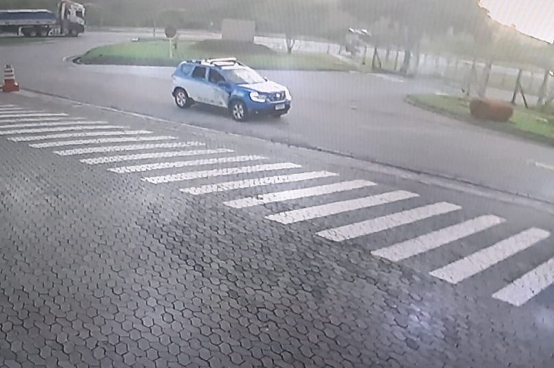 Viatura da polícia posiciinada junto ao principal ponto de acesso ao terminal na cidade de Macaé