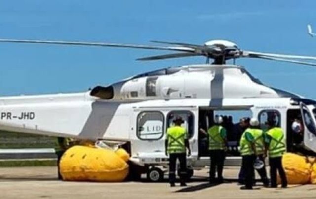 O helicóptero que carregava os funcionários teve os flutuantes acionados e a janela ejetada / foto SF Notícias