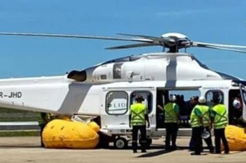 O helicóptero que carregava os funcionários teve os flutuantes acionados e a janela ejetada / foto SF Notícias