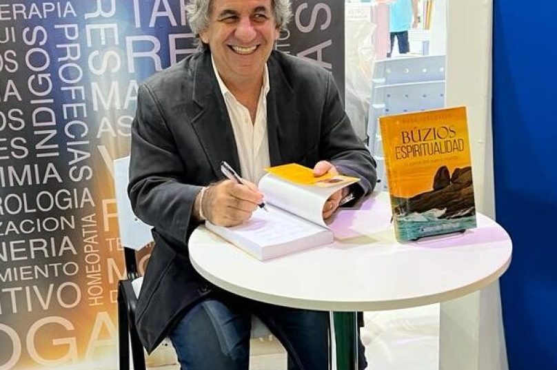 Hugo Iurcovich, Hudryk, durante a 47ª edição da Feira Internacional do Livro de Buenos Aires apresenta a versão em espanhol do livro Búzios Espiritualidade - foto Grupo Prensa de Babel