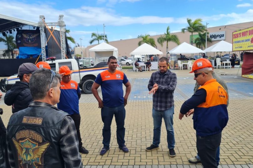 Agentes da Defesa Civil estiveram nesta sexta-feira (14) no Shopping Park Lagos.