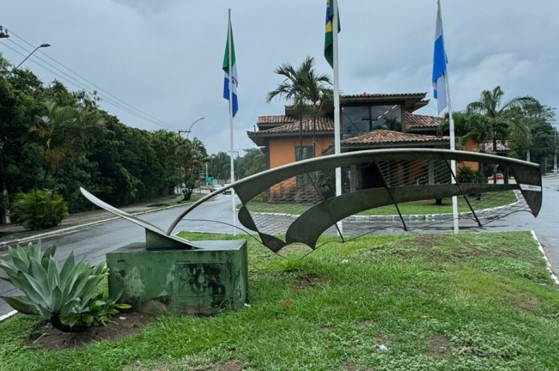 A foto mostra que a haste que simula a vela foi torcida e a placa, que ficava na base da obra, não está no local - fotos Prensa de Babel