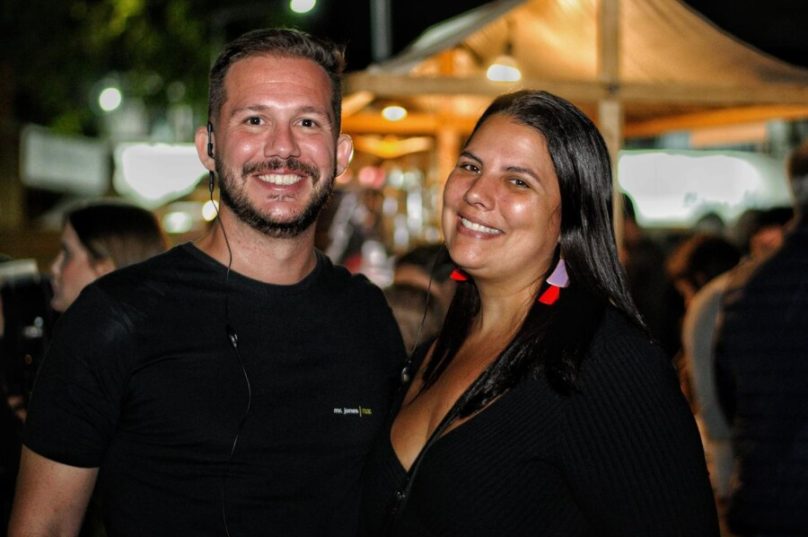 O produtor do Wine in Búzios, Rodrigo Gomes e Bárbara Arouca do Grupo BZ/ Fotos por Angela Barroso