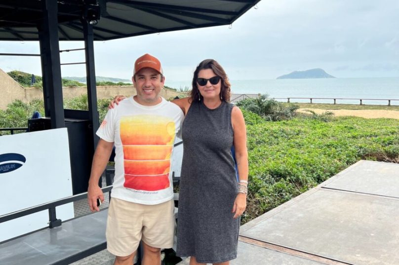 Alfredo, um dos sócios fundadores do Belli Belli, e a RP Sylvana Graça, ao lado da nave que vai te levar para degustar nas alturas o melhor de Búzios