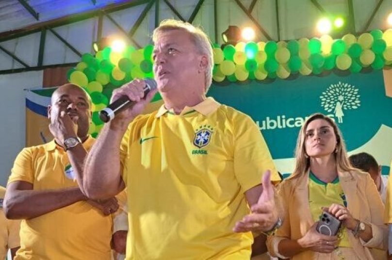 Alexandre junto ao seu vice-prefeito, Leandro da Rasa e a secretária Daniele Guimarães
