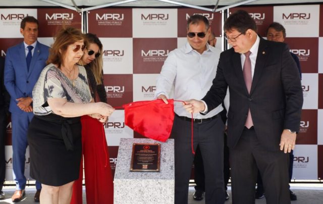 A viúva de Fador, Marlene Bon Sampaio, o filho Rodrigo e Luciano Mattos descerrando a placa do novo MP de Cabo Frio. (Divulgação)