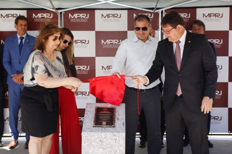 A viúva de Fador, Marlene Bon Sampaio, o filho Rodrigo e Luciano Mattos descerrando a placa do novo MP de Cabo Frio. (Divulgação)