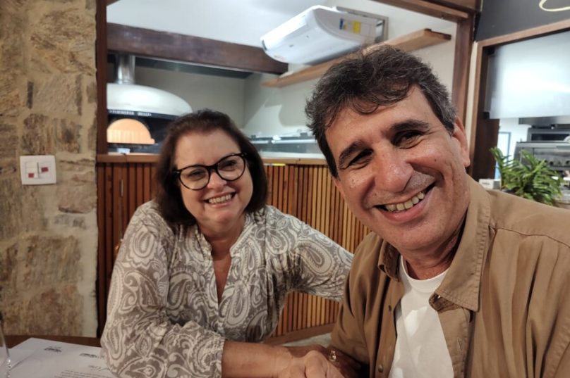 Claudia e Haroldo, cariocas que de visitantes passaram a ser moradores de Búzios. Foto Prensa de Babel