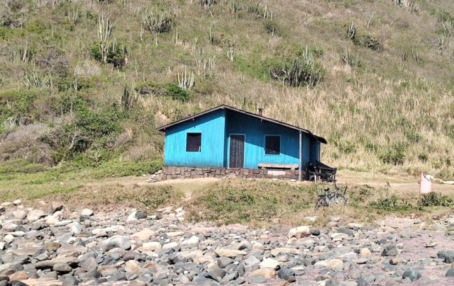 A "casinha de pescador" intriga moradores e visitanres e pouco "entrega" sobre o roteiro de ação do filme que terá esse pedaço de Búzios como locação - Fotos Agência Prensa de Babel