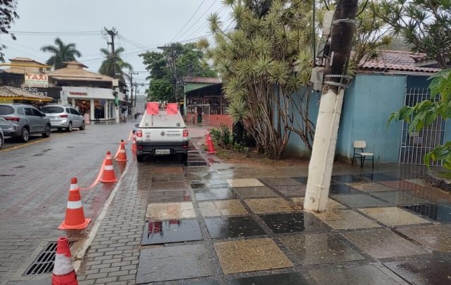 Equipe da ENEL no centro de Búzios, onde também há relatos de fogo na fiação. O Banheiro púbico foi fechado por nçao poder operar a bomba d'agua devido a falta de energia - Fotos Prensa de Babel