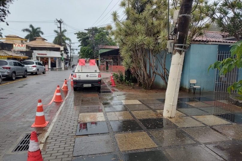 Equipe da ENEL no centro de Búzios, onde também há relatos de fogo na fiação. O Banheiro púbico foi fechado por nçao poder operar a bomba d'agua devido a falta de energia - Fotos Prensa de Babel