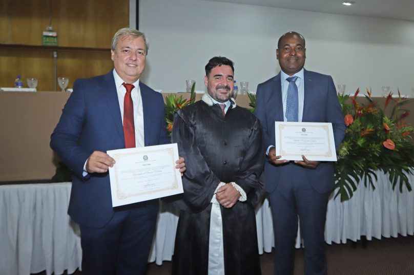 Prefeito Alexandre Martins, vice-prefeito Leandro da Rasa e o juiz eleitoral Danilo Borges durante a cerimônia de diplomação em Búzios - Fotos Ronald Pantoja