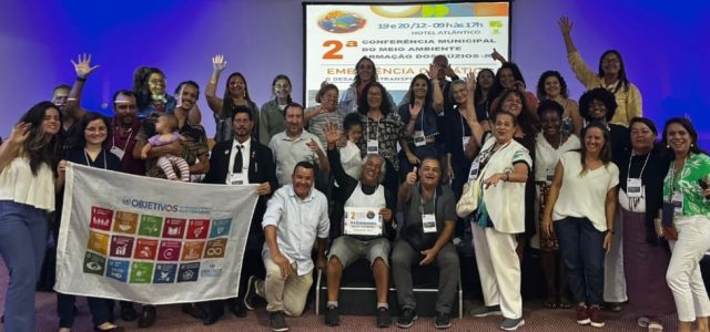 Participantes celebram o encerramento da 2ª Conferência Municipal do Meio Ambiente de Búzios, que debateu estratégias para enfrentar emergências climáticas e promover a sustentabilidade no município