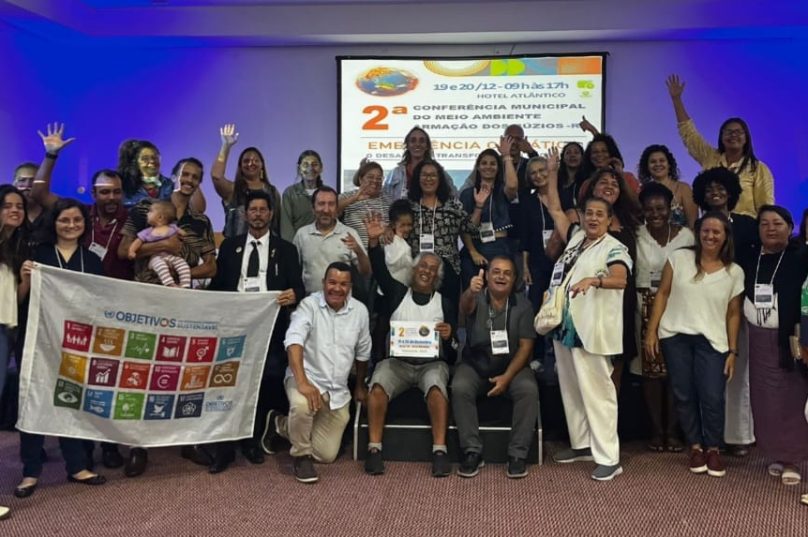 Participantes celebram o encerramento da 2ª Conferência Municipal do Meio Ambiente de Búzios, que debateu estratégias para enfrentar emergências climáticas e promover a sustentabilidade no município