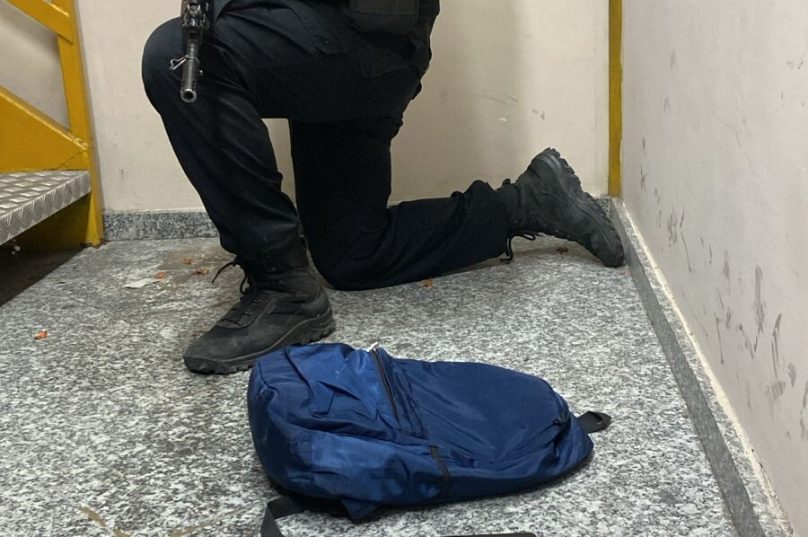 Ações do 25º BPM resultaram na prisão de um foragido da Justiça em Búzios e na apreensão de um menor com arma e drogas em Cabo Frio. Polícia segue intensificando operações contra o crime organizado / foto divulgação
