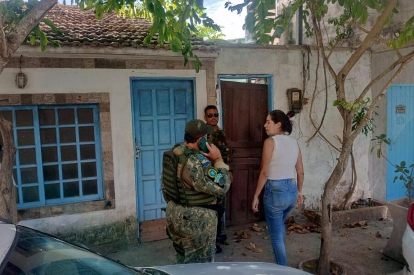 Cabo Frio resgata cadela e sete filhotes em local insalubre. Animais recebem cuidados e serão disponibilizados para adoção / foto divulgação