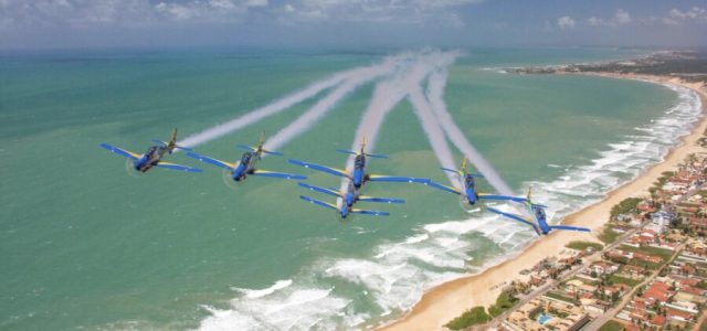 Esquadrilha da Fumaça se apresenta em Arraial do Cabo no dia 12 de maio, em evento gratuito na Praia Grande para celebrar os 40 anos / foto divulgação