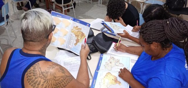 A EJA em Cabo Frio está estruturada da Fase II à Fase IX, permitindo que o aluno avance duas etapas por ano. (Foto: Divulgação)
