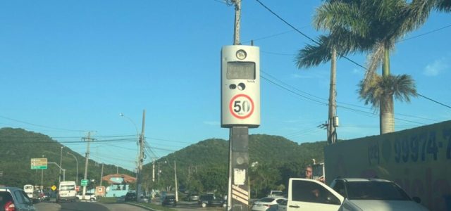 A situação afeta vias como a RJ-106, RJ-104 e RJ-124, gerando incertezas sobre os limites de velocidade / foto Prensa de Babel