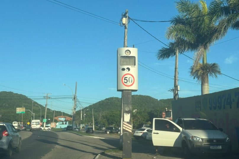 A situação afeta vias como a RJ-106, RJ-104 e RJ-124, gerando incertezas sobre os limites de velocidade / foto Prensa de Babel