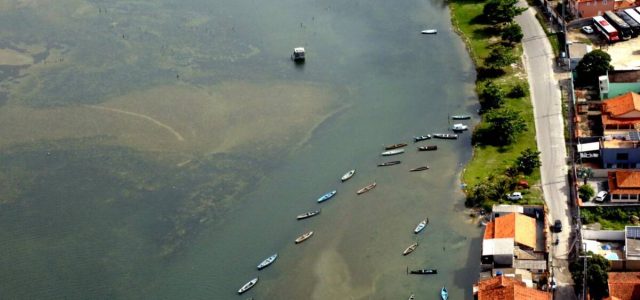 As imagens evidenciam que a poluição da laguna interligada ao mar pelo Canal Itajuru/ foto divulgação