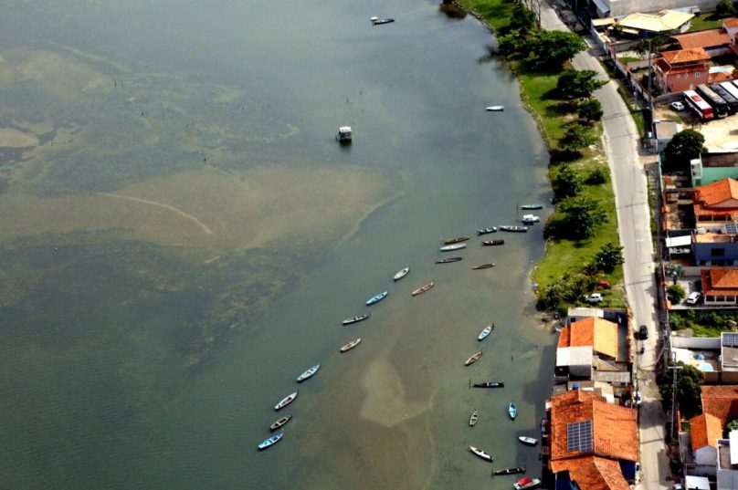 As imagens evidenciam que a poluição da laguna interligada ao mar pelo Canal Itajuru/ foto divulgação