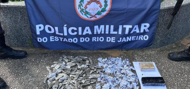 Polícia Militar prende homem com pistola e 40 kg de drogas em área de mata na Baía Formosa, em Búzios. Ação foi registrada na 127ª DP / foto divulgação PM