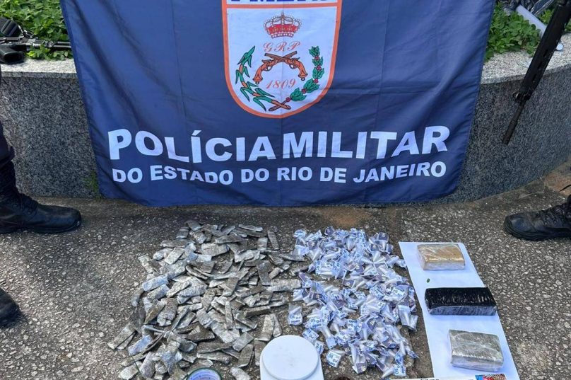 Polícia Militar prende homem com pistola e 40 kg de drogas em área de mata na Baía Formosa, em Búzios. Ação foi registrada na 127ª DP / foto divulgação PM