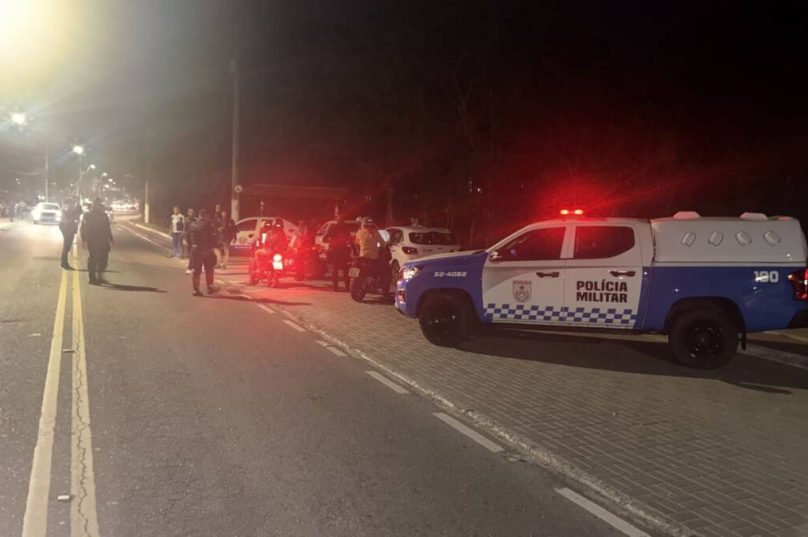 Policiais militares abordam motociclistas durante operação conjunta em Búzios na noite de quarta-feira (23).