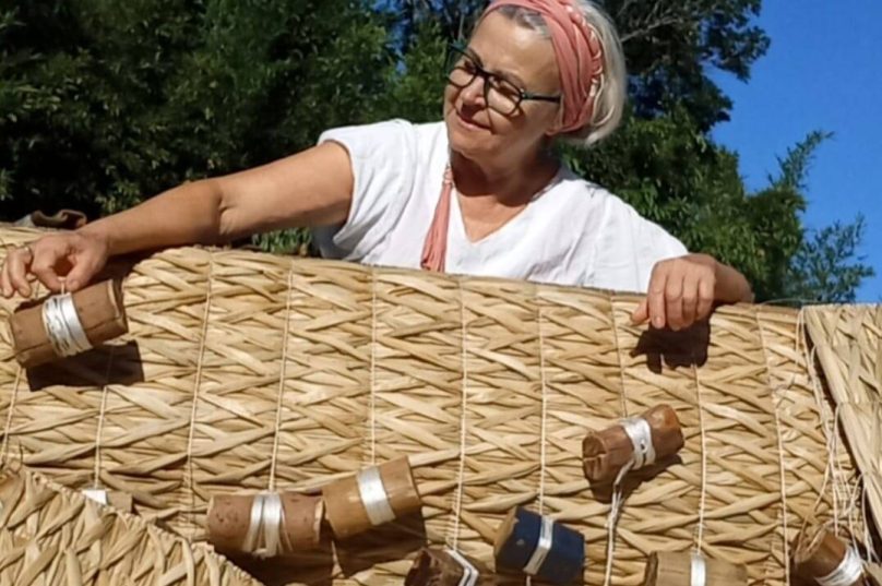 Suas criações carregam a ancestralidade brasileira e o brilho do design contemporâneo