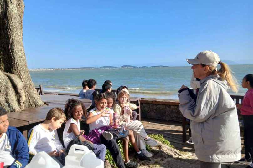 A ação reuniu moradores, voluntários e, em um momento especial, alunos da educação infantil da Escola Municipalizada José Bento Ribeiro Dantas, localizada no bairro Manguinhos.