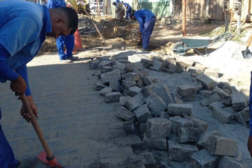 Obras de implantação da rede de esgotamento sanitário no bairro Cem Braças, em Búzios.