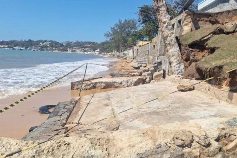 Estrutura erguida muito próxima à faixa de areia não resistiu ao avanço das ondas e acabou sendo derrubada pela erosão costeira